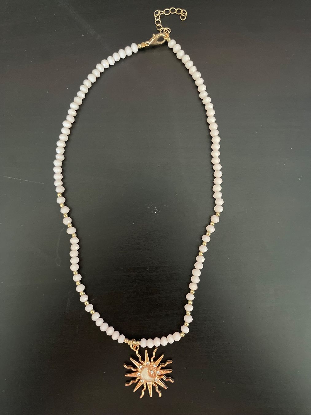 Ketten: Collier rose pâle avec pendentif soleil doré – Neu (gemäss Beschreibung) aus Gland von kor_wwl2