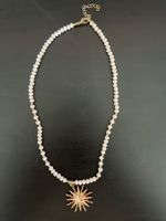 Collier rose pâle avec pendentif soleil doré