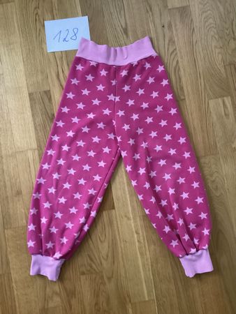 Bequeme Trainerhose mit Sternenmuster, in pink, Grösse 128.
