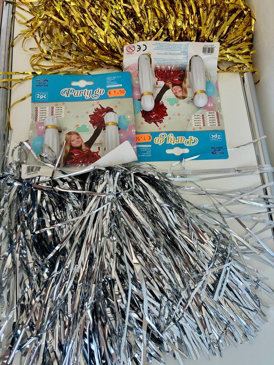 Toutes les décorations: Party Deko Set: Pompons Gold und Silber, Neu! 2 Stk. – Neuf avec emballage d'origine à Zürich par tersus1981 2