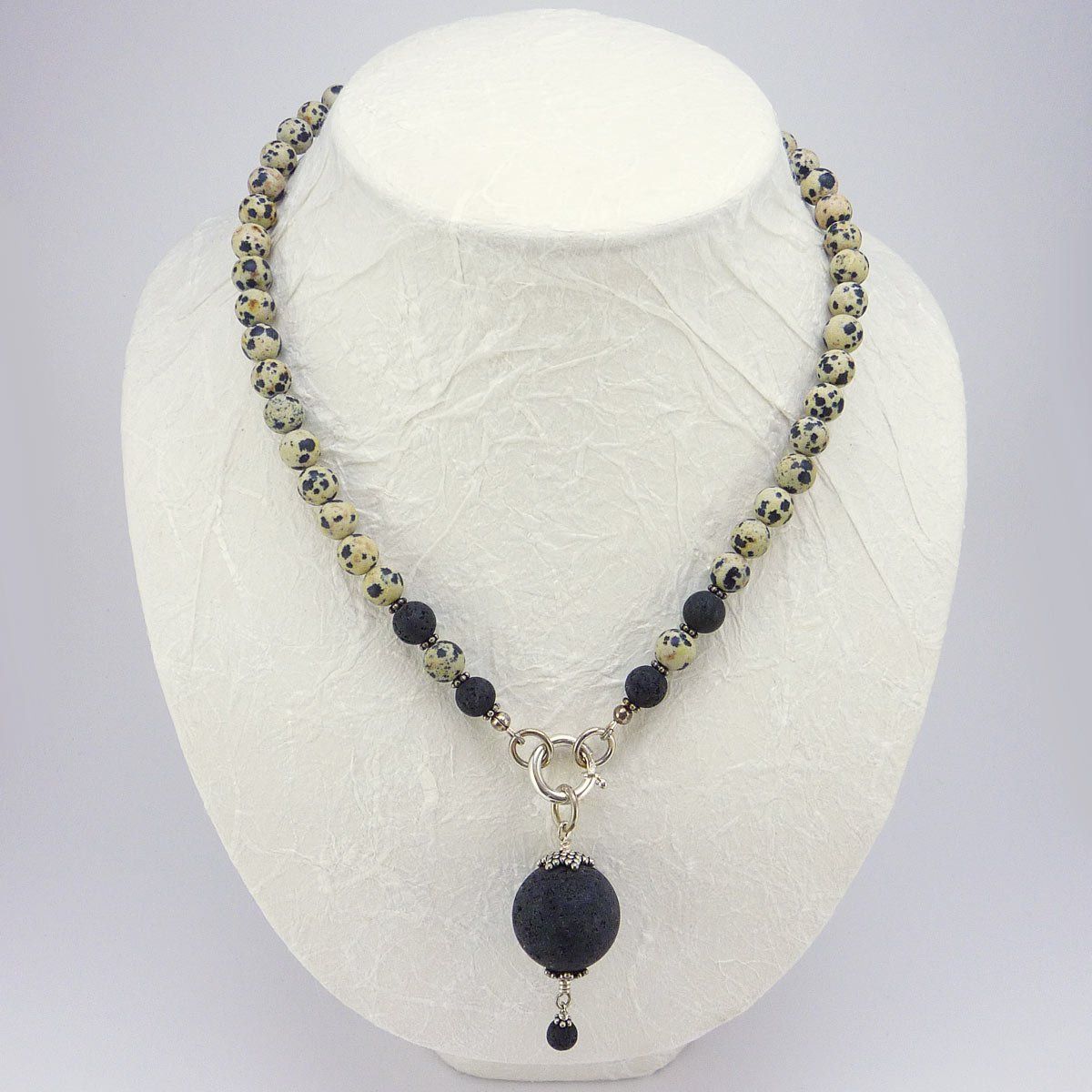 Catenine: Dalmatinerstein Kette mit Lava Anhänger – Nuovo e nell'imballaggio originale da Meilen venduto da Byrd-bijoux
