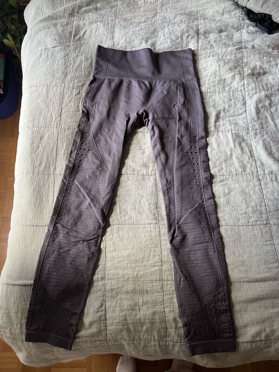 Gymshark Leggings: Violette Gymshark Leggings – Gebraucht aus Fribourg von ncv_h2lr 1