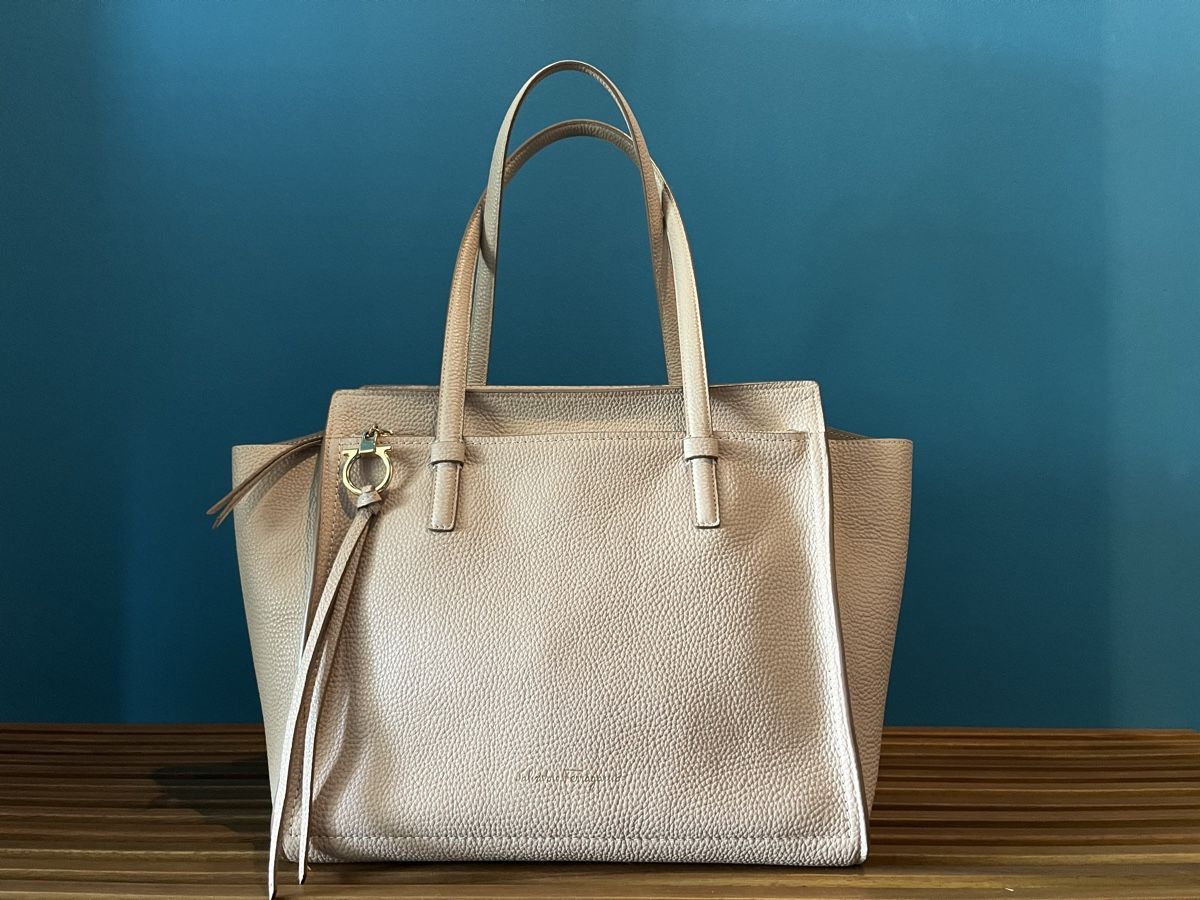 Salvatore Ferragamo Sacs femmes: Salvatore Ferragamo Tote Bag - Excellent condition – Neuf (Voir description) à Colombier NE par Rain.. 3