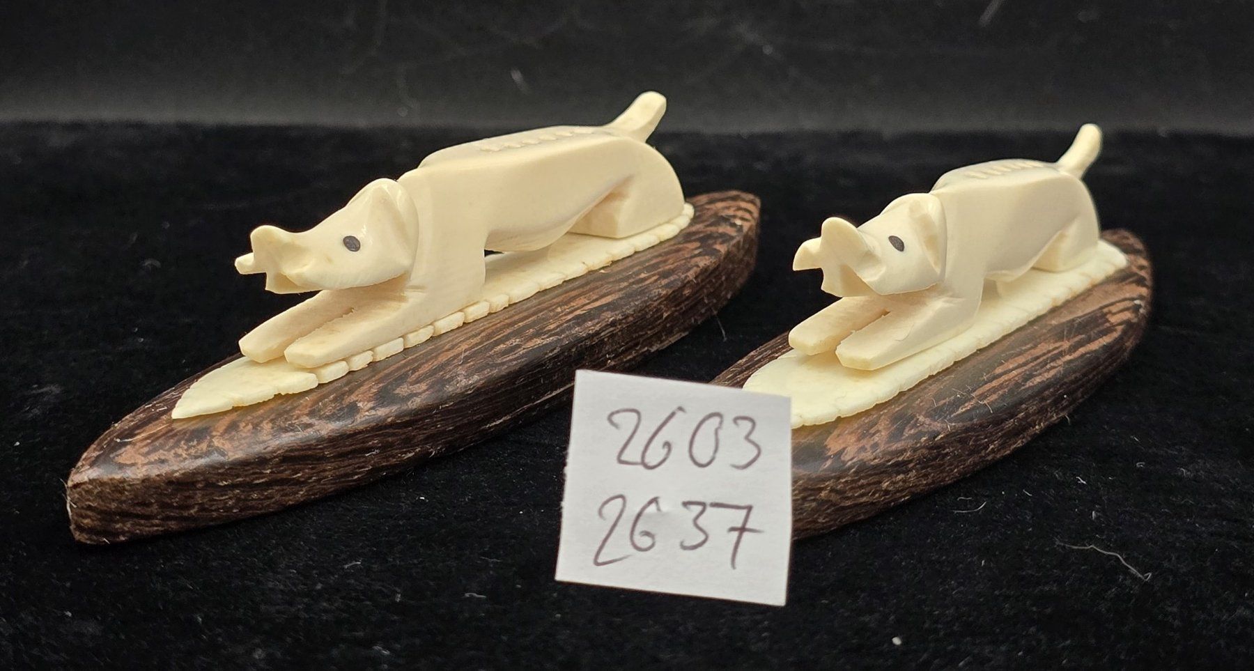 Statuette: Schnitzereien Hund ? Auf Holzsockel – Usato da Rorschacherberg venduto da snOOpydOg11