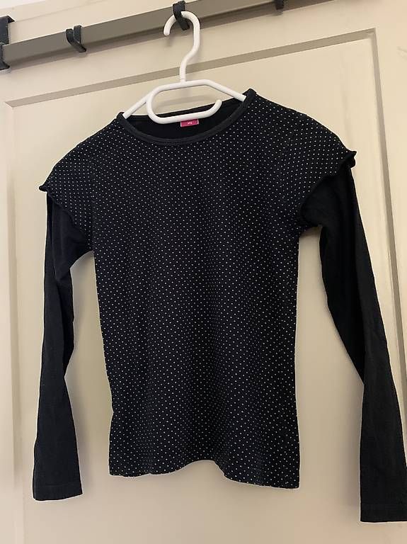 Camicette, T-shirt & Top: Schwarzes Mädchenshirt mit Tupfen  – Usato da Zürich venduto da lil_xr6x