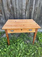 Antiker restaurierter Tisch