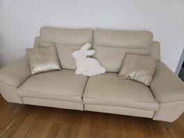 2x 3-Sitzer Elektrische Ledersofamit Relaxfunktion hellbeige