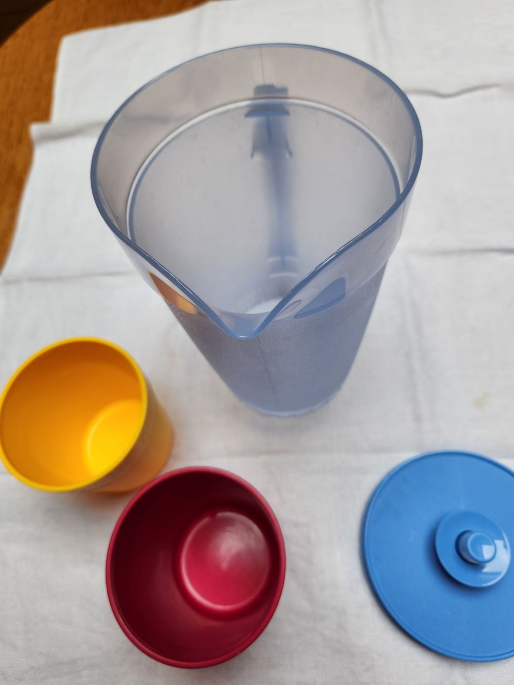 Tupperware Behälter & Ähnliches: Tupperware Krug 1,5l mit 2x  Tupperware Bechern gelb, 1x rot – Gebraucht aus Gstaad von Meiel2020 3