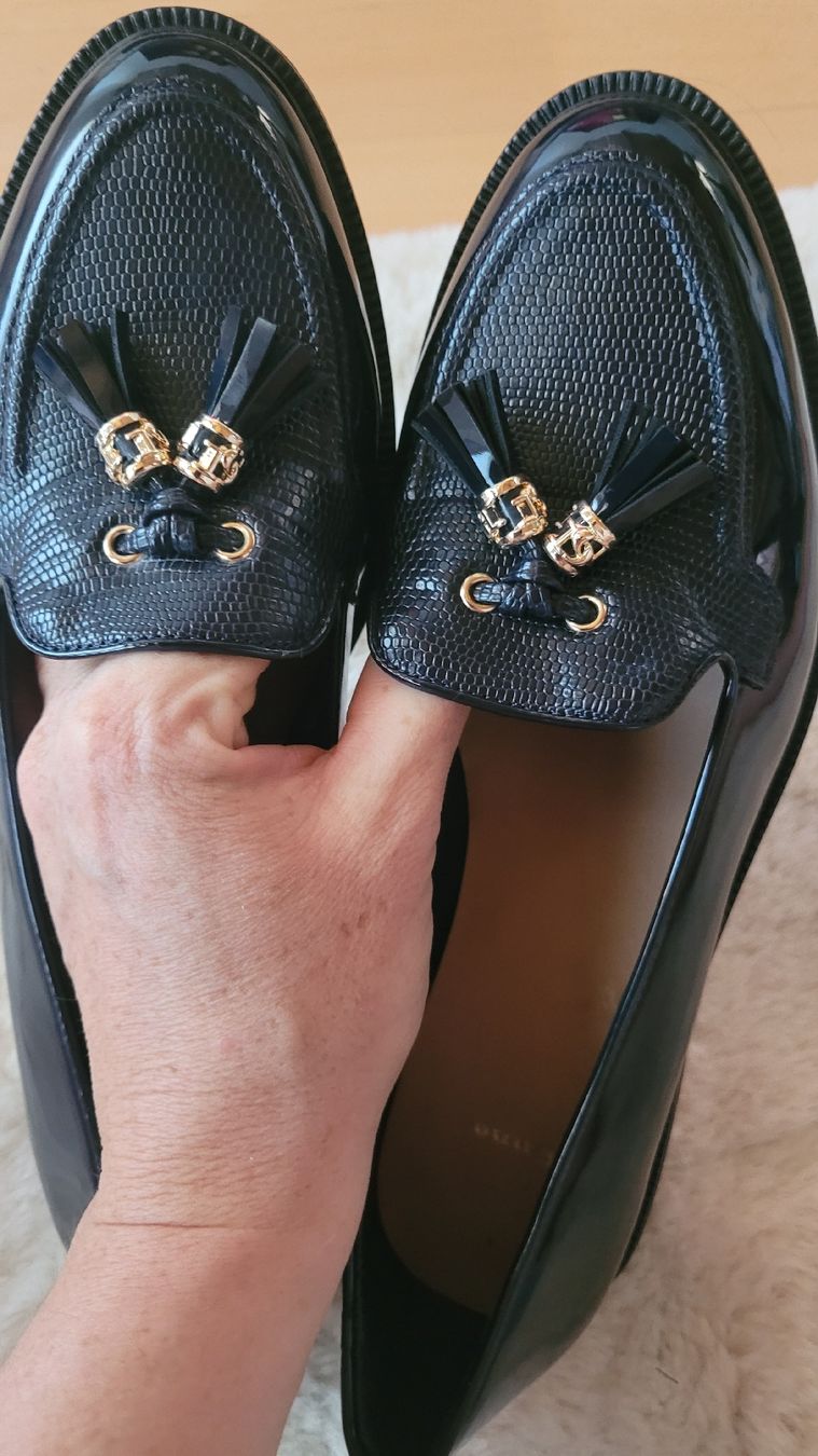 Scarpe da donna: Dunkelblaue Loafers Grösse 40 Lackleder schwarz – Usato da Horgenberg venduto da Klatschmohnmaria 5