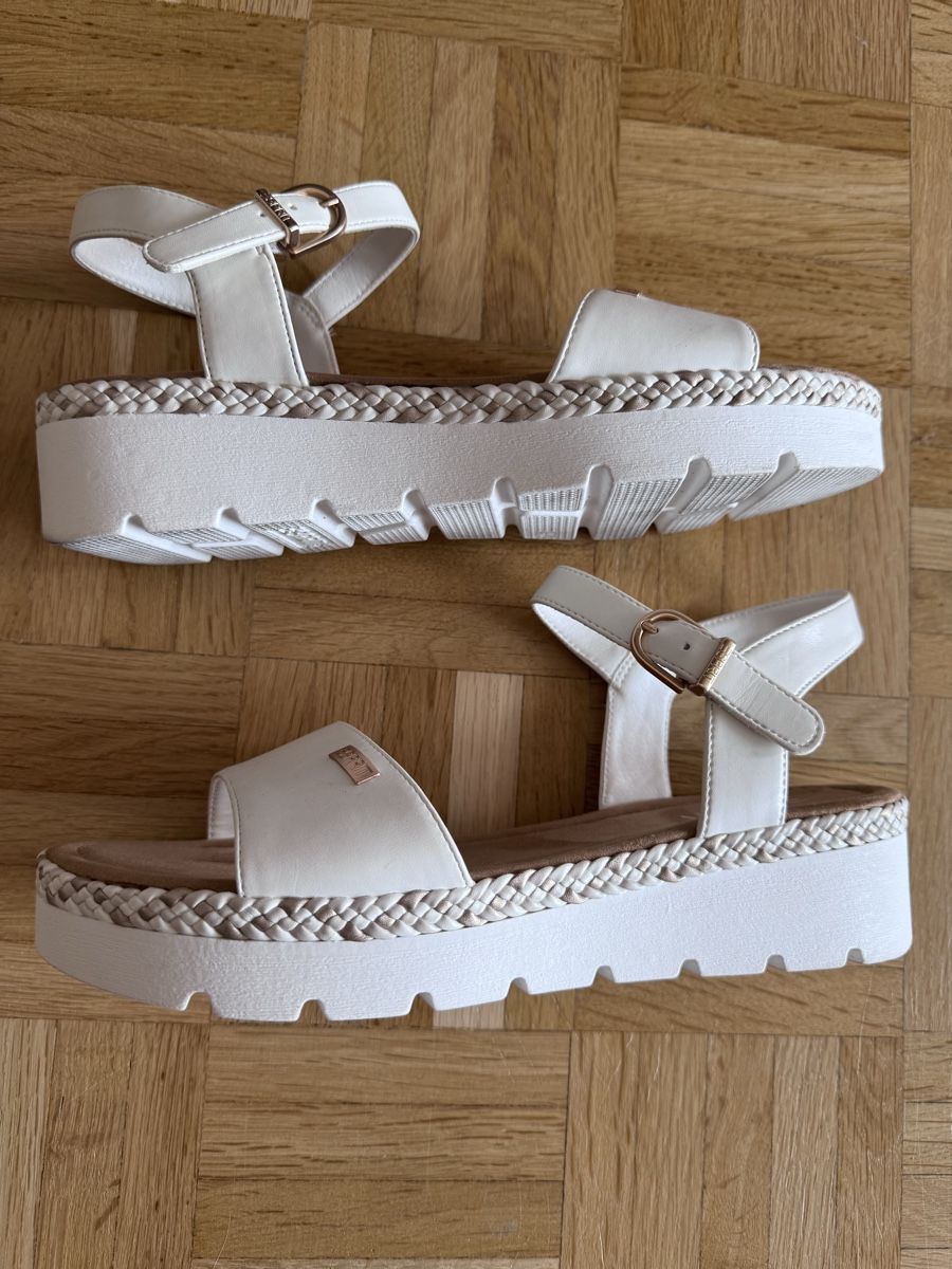 Esprit Scarpe da donna: Esprit Sandalen Weiss Grösse 40 neuwertig – Nuovo (secondo la descrizione) da St. Gallen venduto da kara_24 3