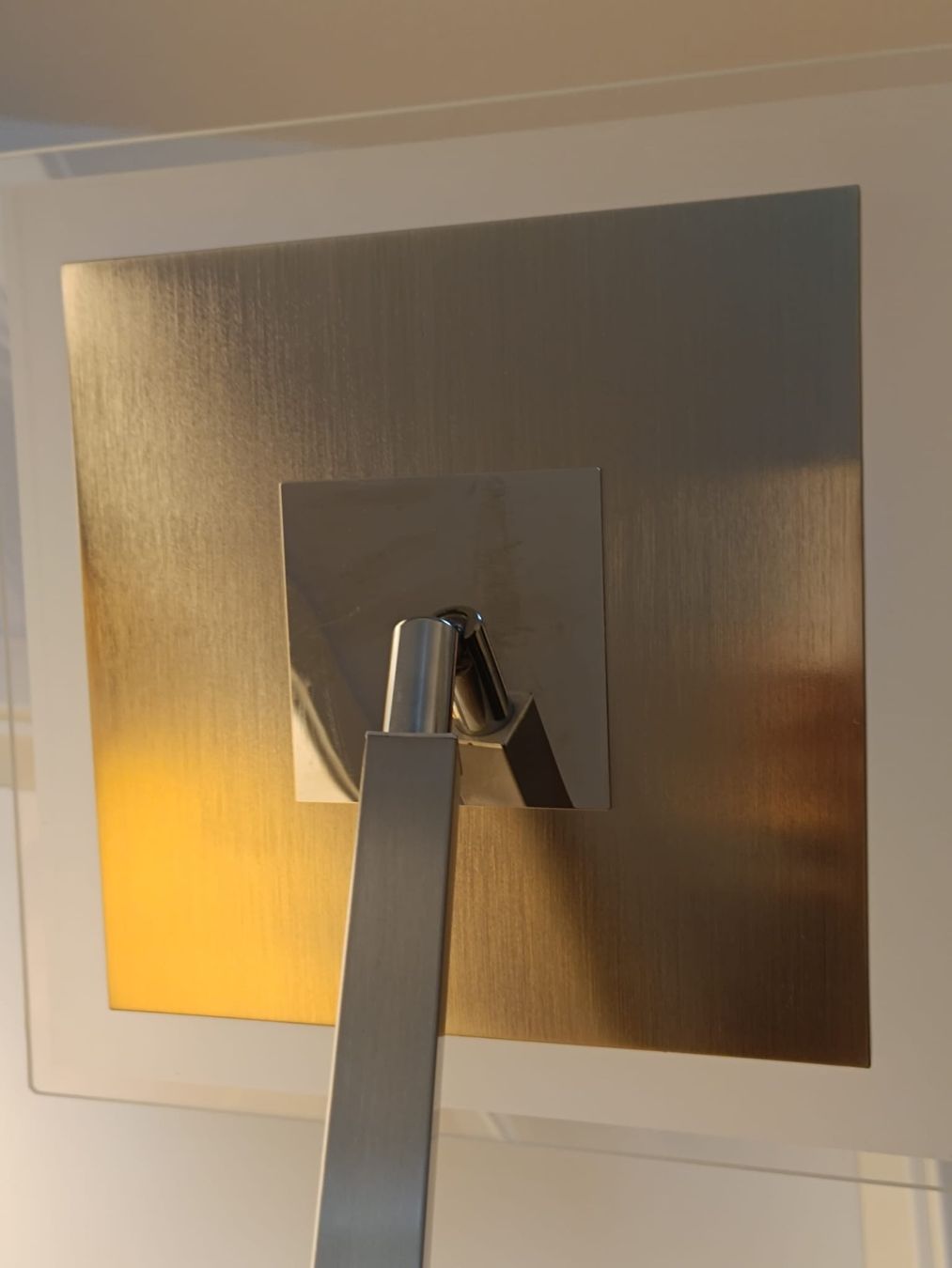Lampade: Stehlampe quadratisch, Metall, für Wohn- oder Schlafzimmer. – Usato da Kandern venduto da pestalozzi04 4