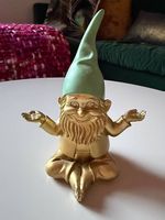 Nain décoratif doré en méditation | Gold meditating gnome