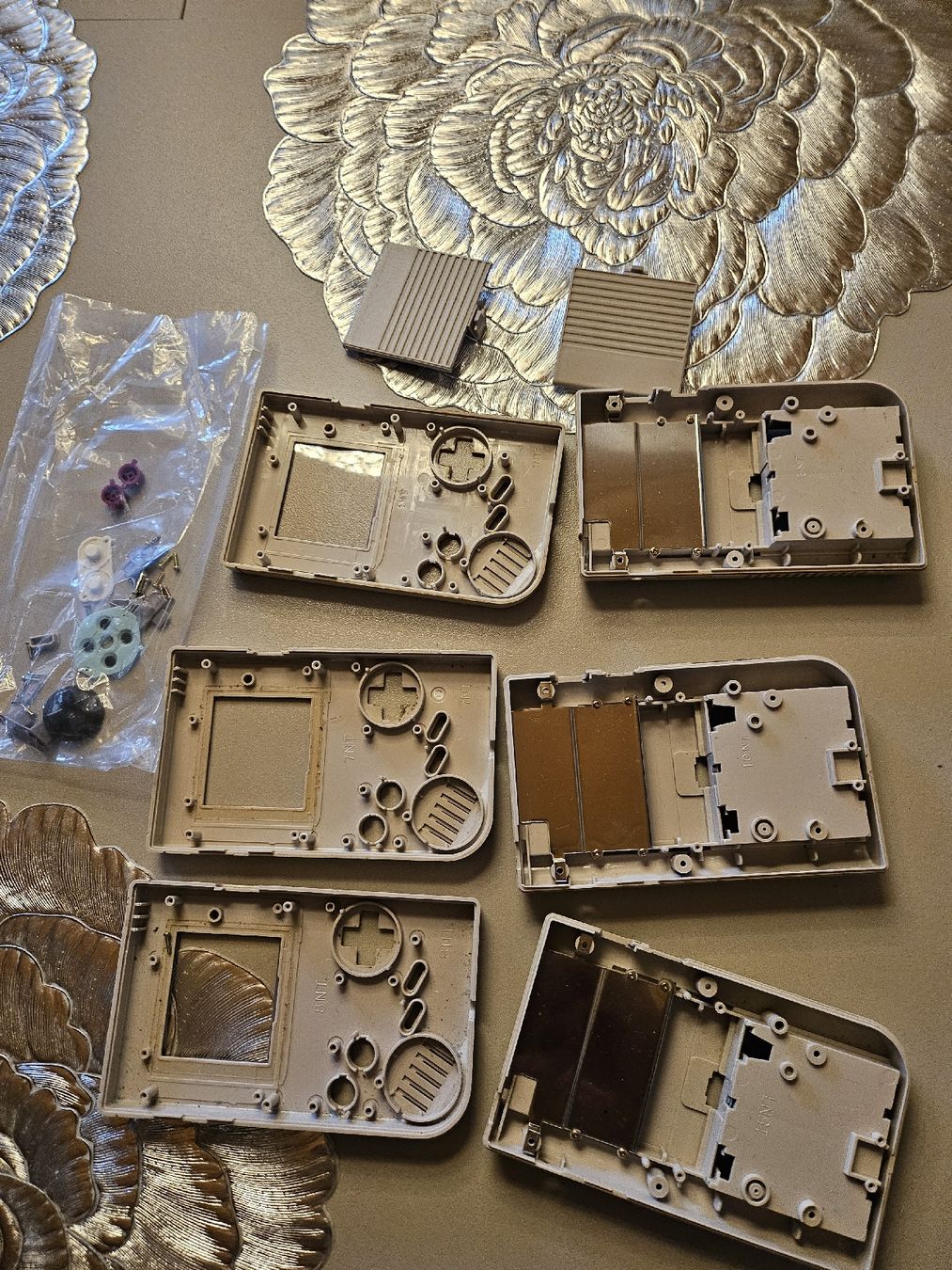 Nintendo Konsolen: Original Gameboy Cases Ersatzteile  – Defekt aus St. Gallen von Cocos_Ricardo 8