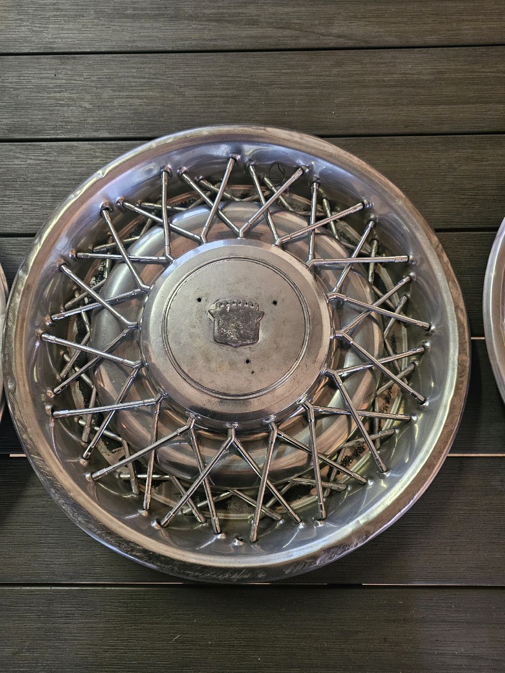 Cadillac Tutti pezzi di ricambio auto: 3 Cadillac Radkappen, Oldtimer. Durchmesser ca. 41cm – Usato da Meisterschwanden venduto da Luluku 2