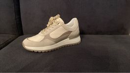 Baskets tendance beiges, parfaites pour l'automne.