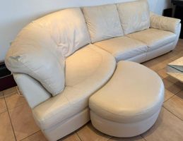Canapé d'angle arrondi simili cuir blanc avec pouf carré