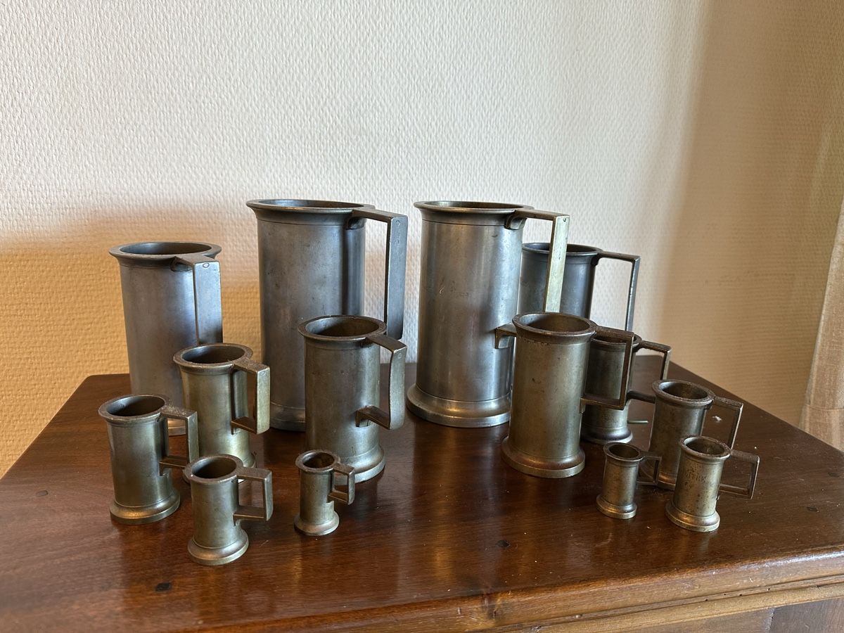 Toutes les décorations: Zinn Messgefässe für Dekoration oder Blumenvasen – D'occasion à Mönthal par BB_Moenthal_273