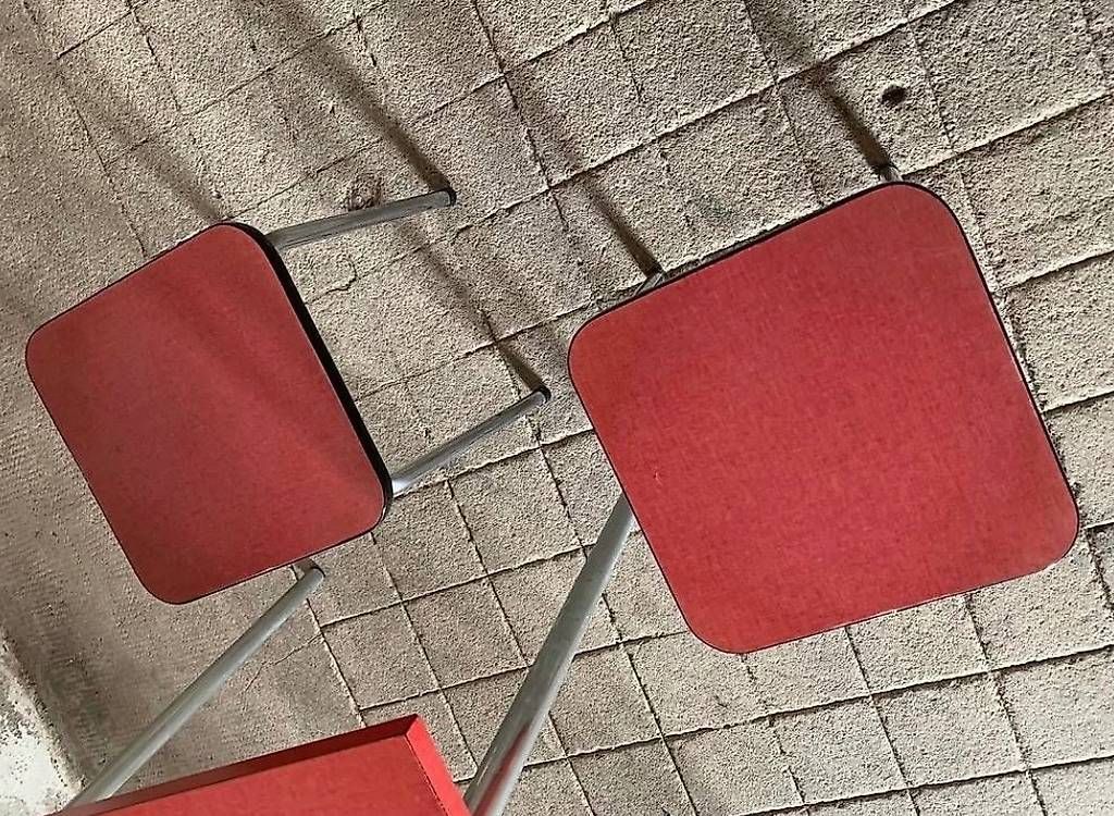 Tischgruppe: Table, 2 chaises et 2 tabourets en Formica rouge – Gebraucht aus Colombier NE von nat_k5wg 3