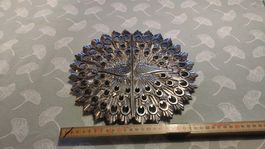 Pfannenuntersetzer Pfau Motiv Metall silberfarben gebraucht