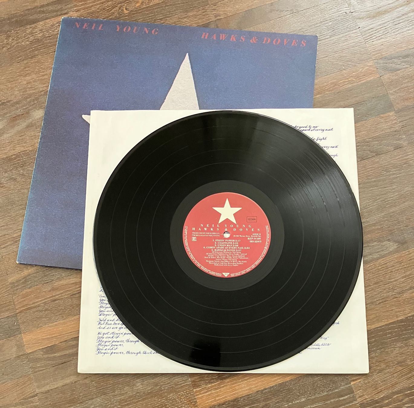 Dischi in vinile: NEIL YOUNG - HAWKS & DOVES – Usato da steffisburg venduto da Dstauffer 3