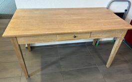 Tisch aus Paulownia-Holz