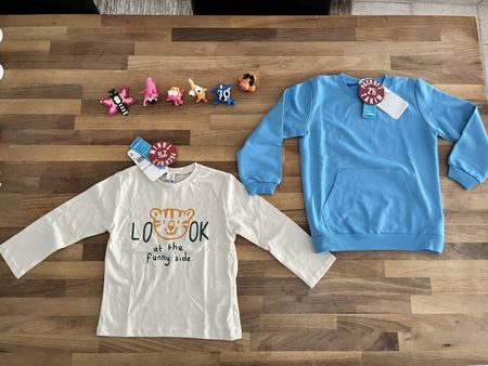 Ein neues Langarmshirt und ein neuer Pullover 