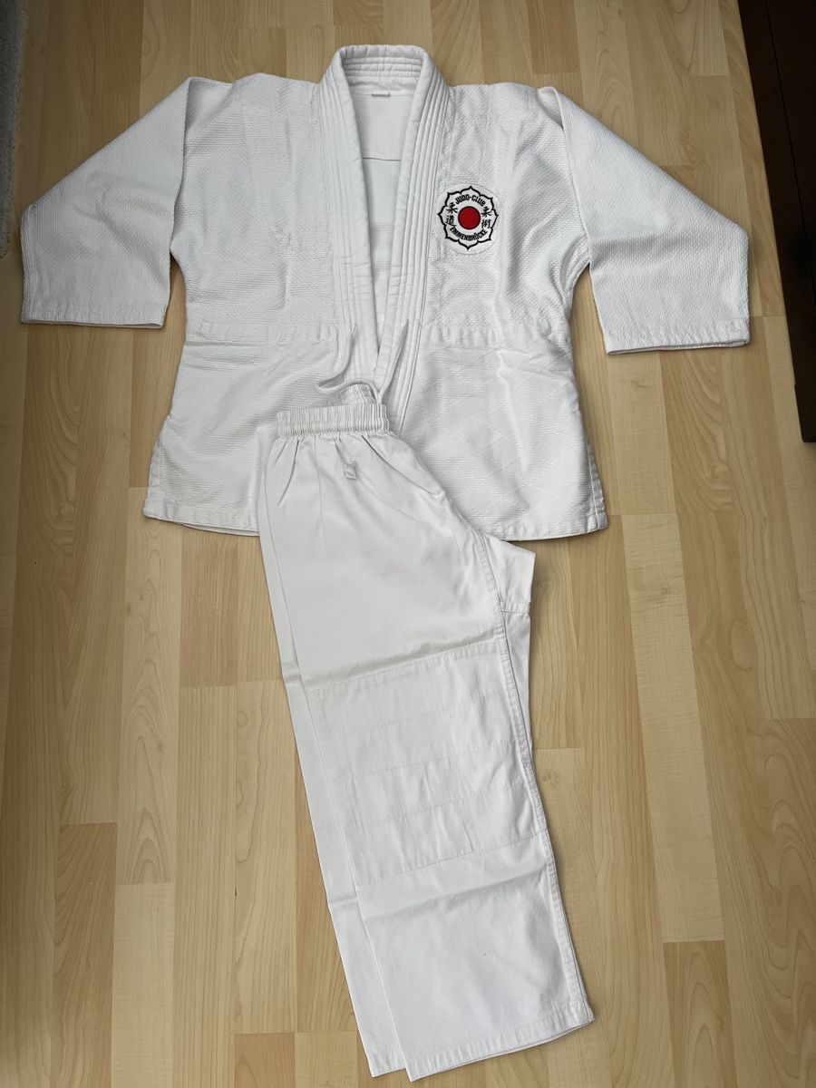 Kimonos: Judo Gi Set - Perfect for Spring Training, Size Small – Gebraucht aus Emmenbrücke von vic_nx9v