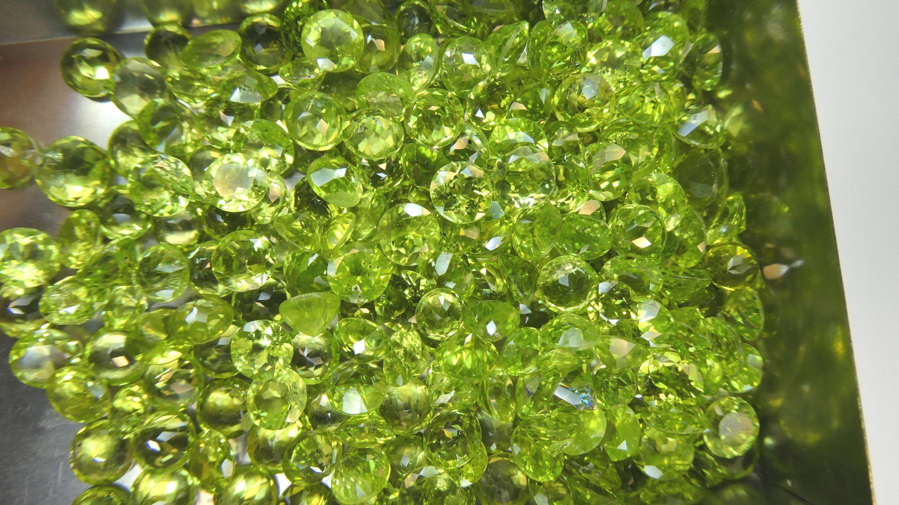 Pietre preziose: 2x Péridots ronds 5 mm - Valeur 135.- Fr – Nuovo (secondo la descrizione) da Grimisuat venduto da Valgem 8