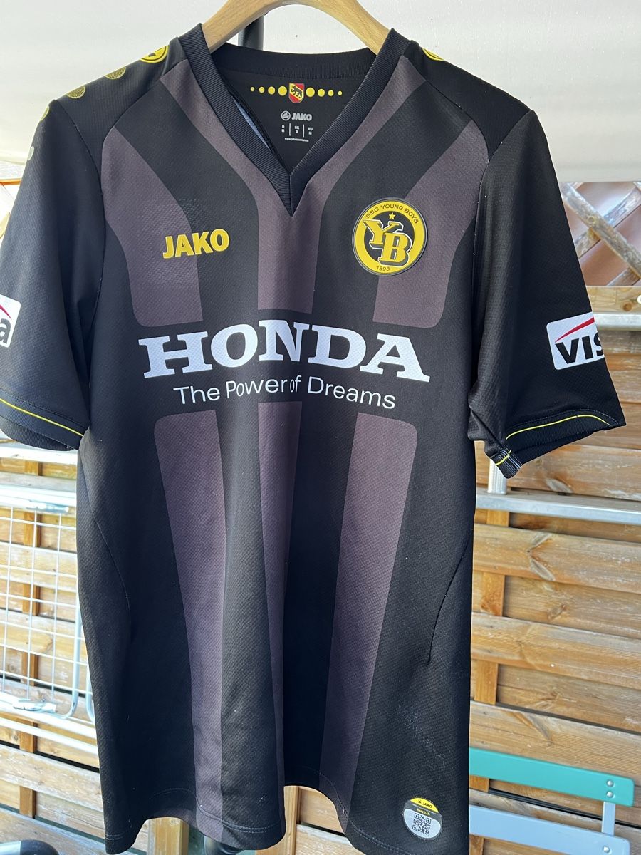 Young Boys Scarpe, pantaloni & magliette da ginnastica: Trikot BSC Young Boys – Usato da Niederwangen BE venduto da KFI