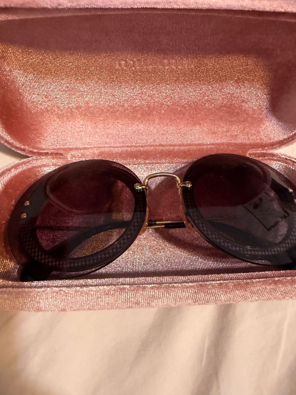 Miu Miu Lunettes & Verres: Lunettes de soleil Miu Miu noir – D'occasion à Genève par Rachelp13