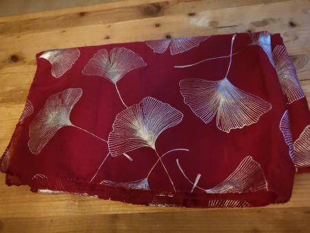 Feiner roter Schal mit Ginkoblättern in silber