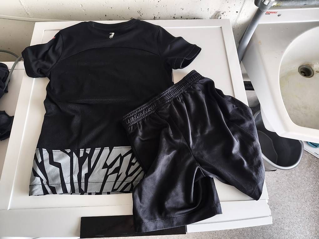 SC Freiburg Scarpe, pantaloni & magliette da ginnastica: Trikot SC Freiburg Grösse 128 – Usato da Grossdietwil venduto da wichtel28 2