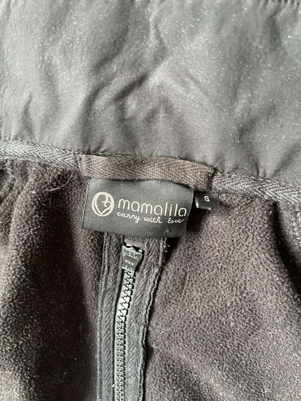 Mamalila Giacche: Tragejacke Mamalila Softshell schwarz Grösse S – Usato da Buchs SG venduto da VintageHomeCH 2