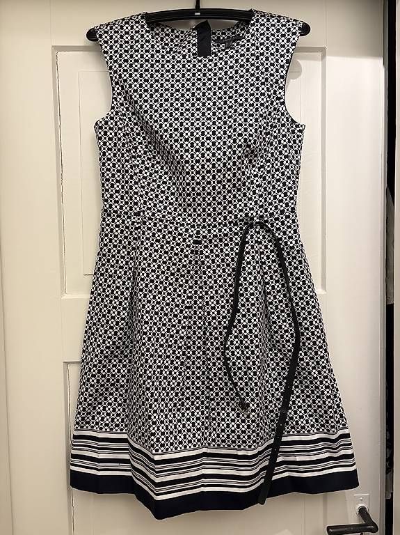 Vestiti: Kleid Esprit Gr. 38 schwarz/weiss – Usato da Winterthur venduto da Pluna70