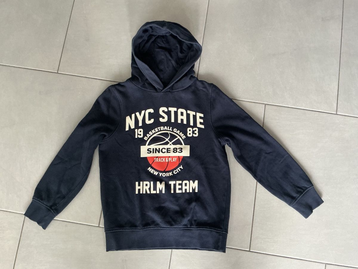 C&A Pulls et sweat-shirts: Pullover /Hoodie 134/140 – D'occasion à Pfäffikon SZ par baenzli80