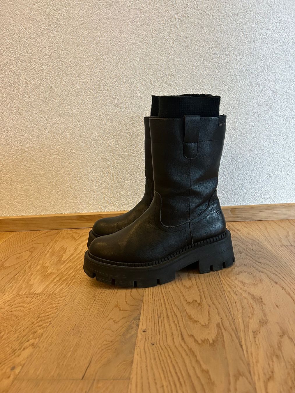 Tamaris Scarpe da donna: Plateaustiefel schwarz von Tamaris – Usato da Riedholz venduto da rebeccas 1