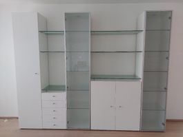 Weisse Wohnwand mit Glasböden und Beleuchtung