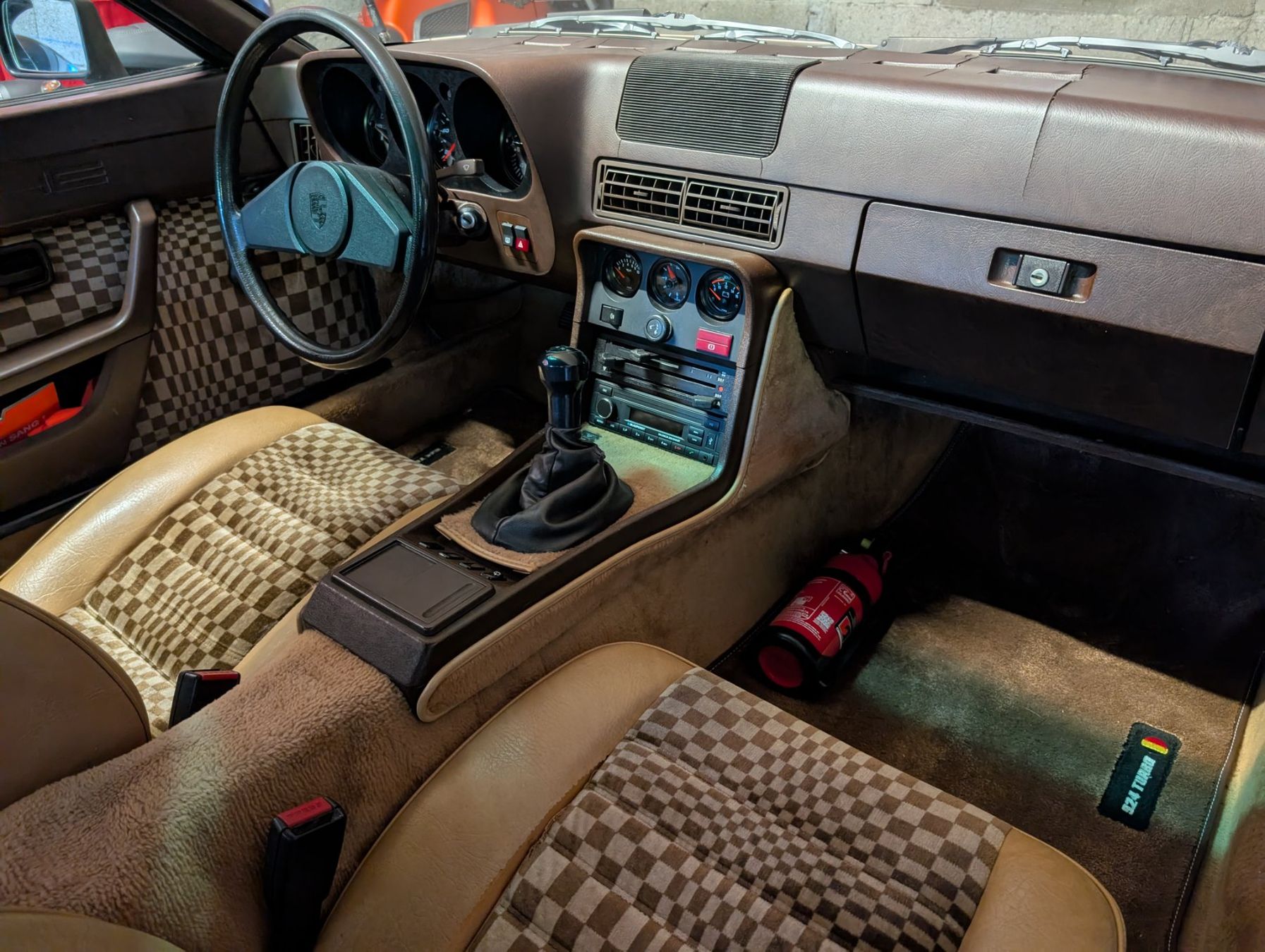 Porsche Automobili: Porsche 924 veteran – Usato da Confignon venduto da AphexAFX 3