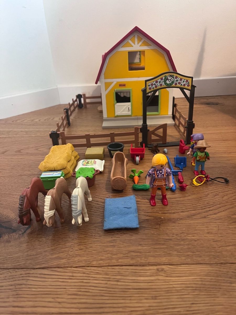 Playmobil Giocattoli: Playmobil Pferdehof mit Zubehör – Usato da Hergiswil NW venduto da Footie