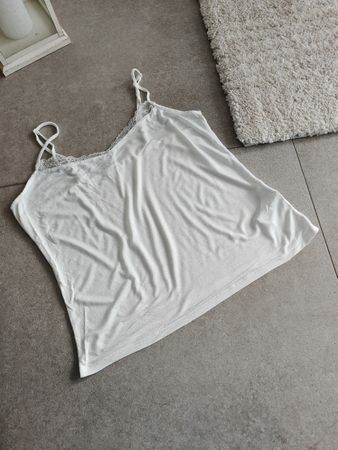 Joli haut de pyjama blanc avec dentelle, taille M