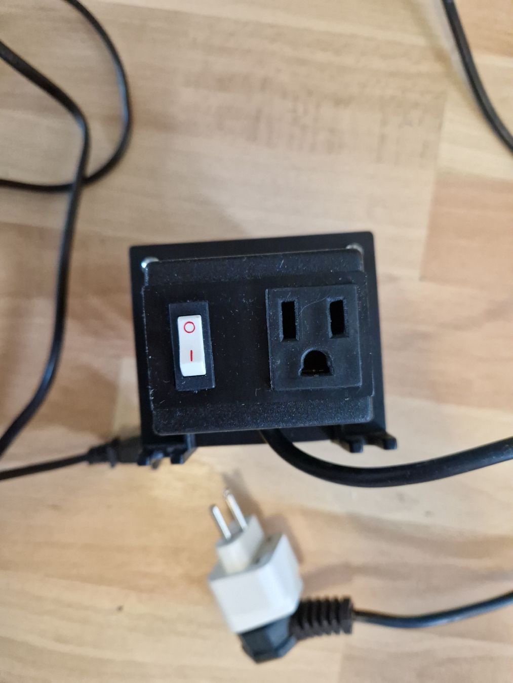 Convertitori: 220V 110V Adapter Spannungswandler – Usato da Zürich venduto da Arianco 3