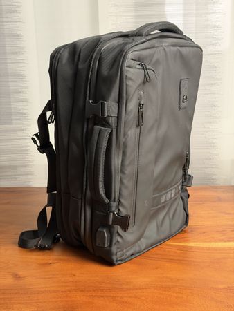 Grosser Laptop-/Reiserucksack schwarz – USB-Anschluss