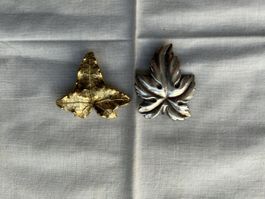 Zwei Blatt Broschen