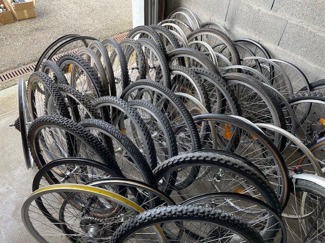 Ersatzteile: lot de roues vélo 26' et autres – Gebraucht aus Ursy von DK8