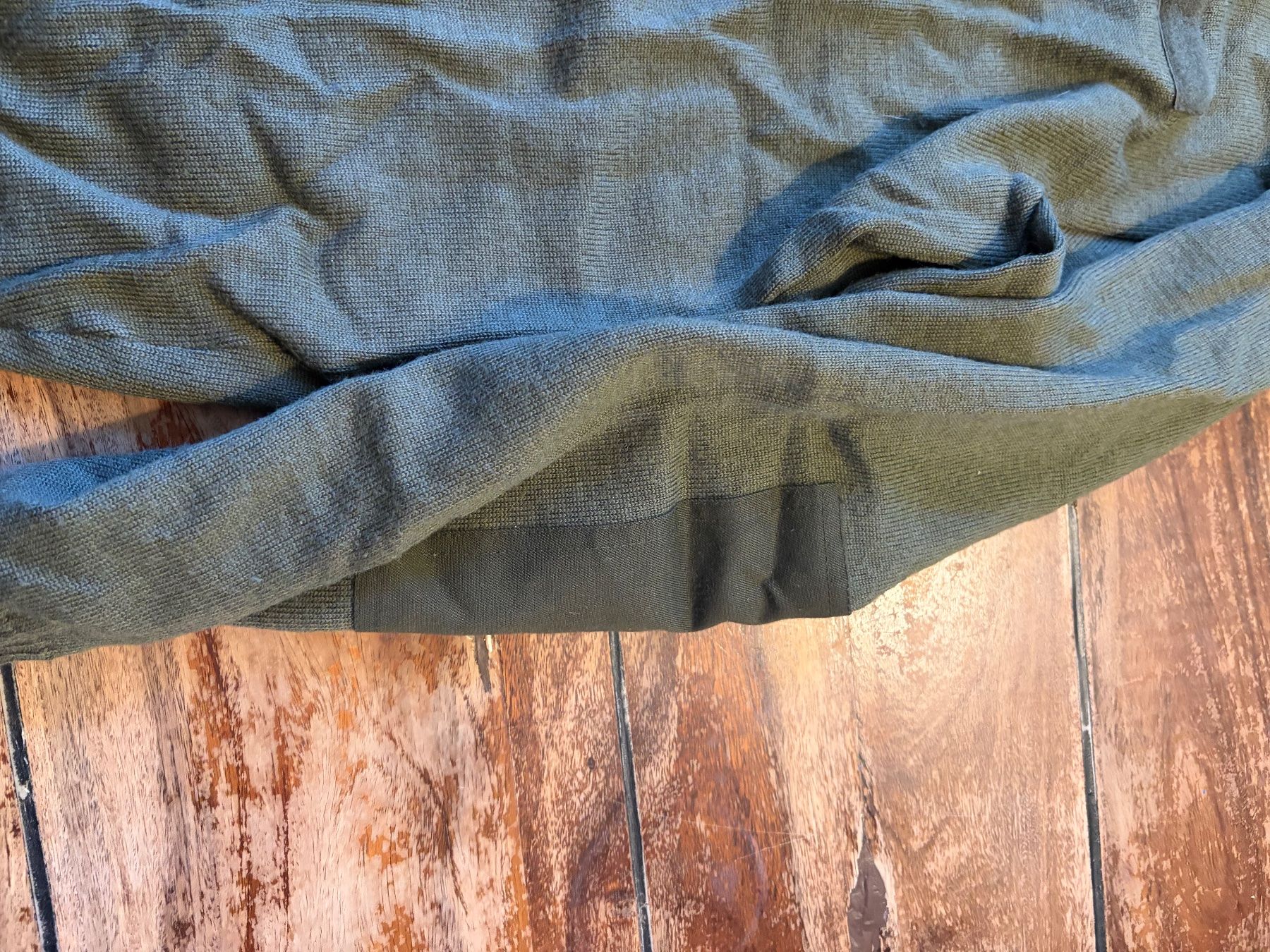 Schweizer Armee Uniformi: Schweizer Armee Pullover oliv gebraucht mit Abzeichen – Usato da Langnau i. E. venduto da balu82 2