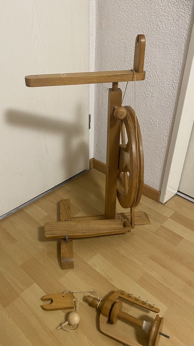Spinnräder: Antikes Spinnrad Holz - Dekoobjekt – Gebraucht aus Zürich von Timi80 4