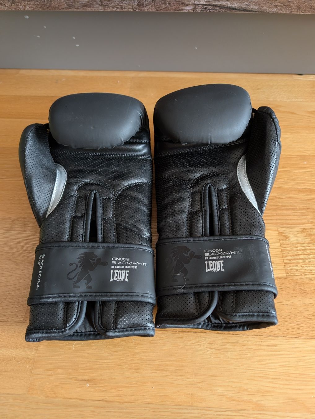Guanti & manicotti: Boxhandschuhe Leone Black Edition Gr. 20 – Nuovo (secondo la descrizione) da Köniz venduto da her_y866 1
