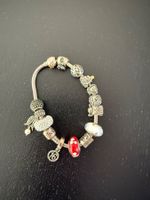Pandora-Armband mit Charms