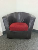 Fauteuil club en cuir brun et coussin rouge vif.Trés agréabl