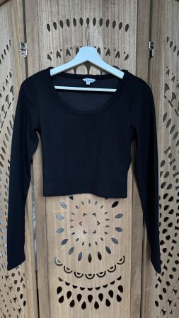 Schwarzes kurzes Langarm-Shirt